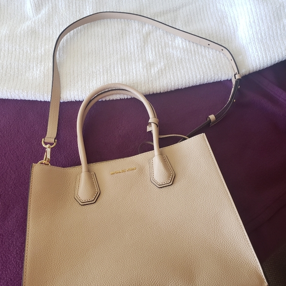Michael Kors Bag. - Picture 7 of 7